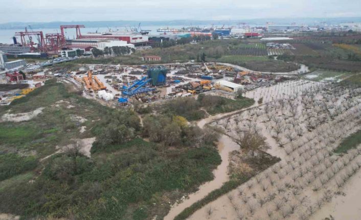 Yalova tersaneler bölgesinde yaşanan su baskınında mahsur kalan 12 kişi kurtarıldı