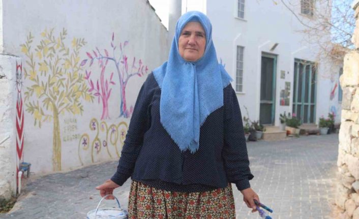61 yaşındaki Nuran teyze resimleriyle köyünü dünyaya tanıttı, turistlerin ilgisini çekti