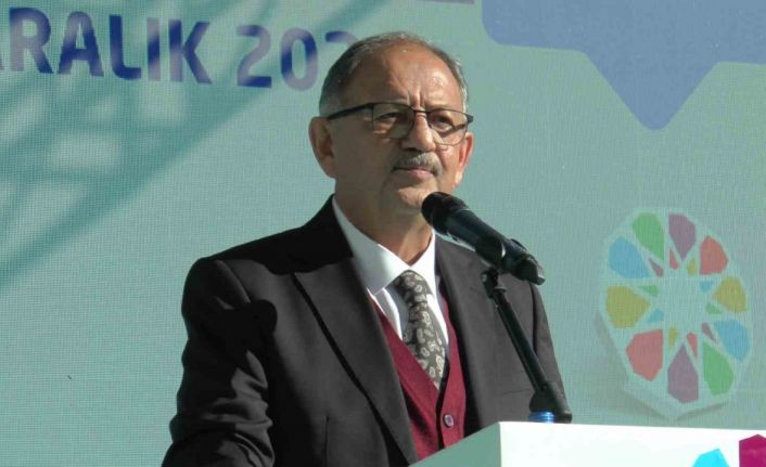 Bakan Özhaseki: “Burada 500’e yakın aktif fay hattı var ve her an her yede 4,5,6,7 şiddetinde deprem olabilir. Bir an önce konutlarımızı depreme dirençli yapmalıyız”