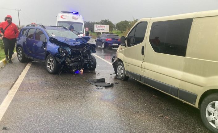 Balıkesir’de ters yönden gelip refüjü aşan araç dehşet saçtı: 8 yaralı