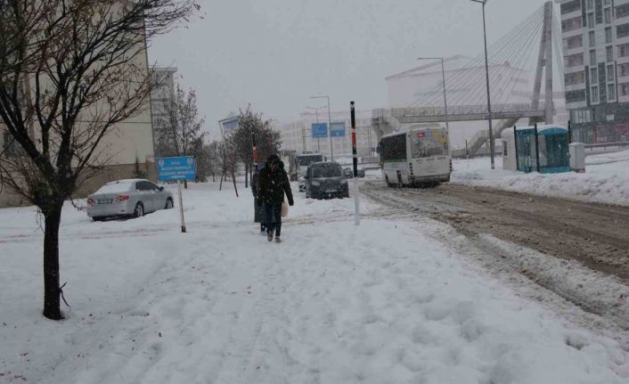 Bitlis’te kar yağışı etkisini arttırarak devam ediyor