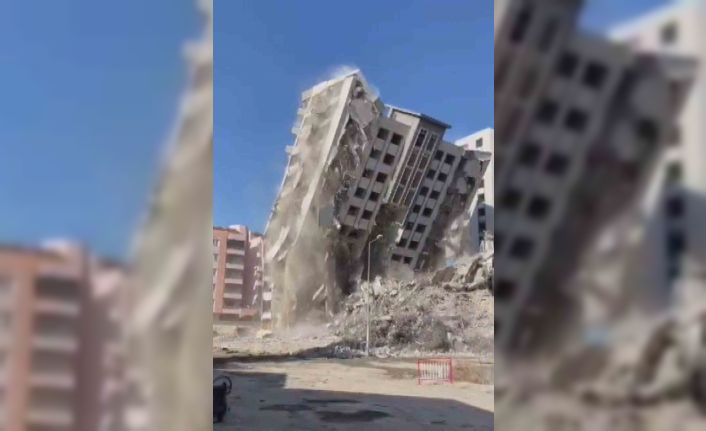 Çökme riskine karşı çevresindeki ağır hasarlı binalar boşaltılmıştı, 15 katlı bina böyle yerle bir oldu