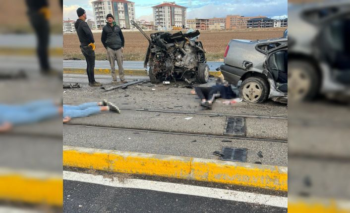 Direğe çarpan araç ikiye bölündü: 1 ölü, 1’i ağır 3 yaralı