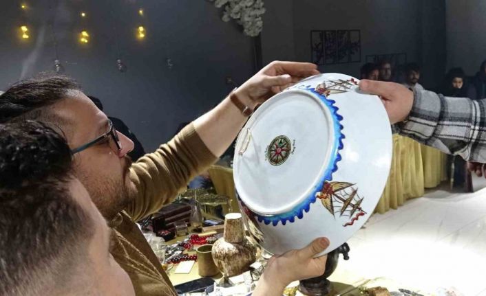 Eski eşyaların açık arttırma ile satıldığı mezat ilgi görüyor