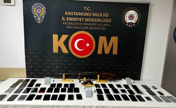 Kastamonu’da çok sayıda gümrük kaçağı cep telefonu ele geçirildi: 2 gözaltı