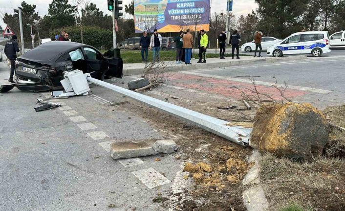 Kırmızı ışıkta geçtiği iddia edilen Tesla sürücüsü önce minibüse sonra KGYS direğine çarptı: 1 yaralı