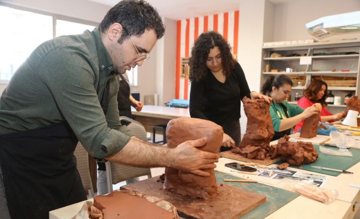 Küçükçekmece Belediyesi Güzel Sanatlar Akademisi’nde 30 farklı branşta sanat eğitimleri başladı