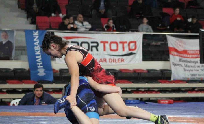 Mahmut Atalay Büyük Kadınlar Güreş Türkiye Şampiyonası, Çorum’da başladı