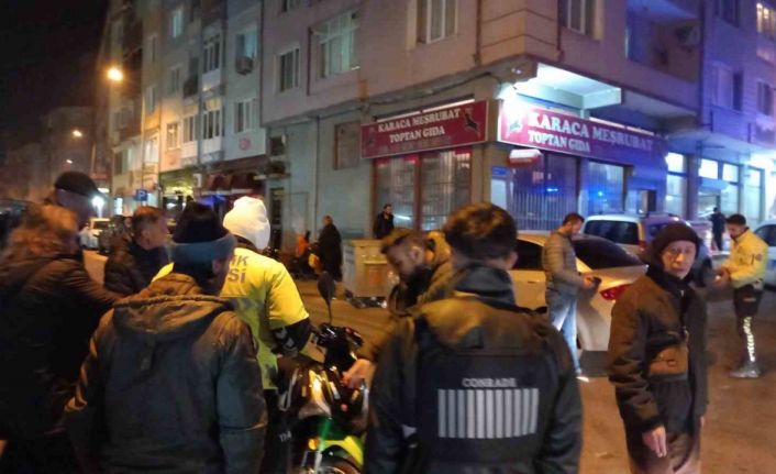 Manevra yapınca kaydı, az daha arabanın altında kalacaktı: Kaza anı kamerada