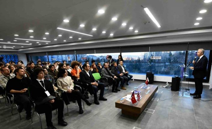 Mansur Yavaş, oyun geliştirme merkezinde gençlerle bir araya geldi