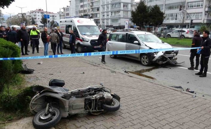 Otomobil motosikletli kuryeye, motosiklet de yayaya çarptı: 1’i ağır 2 yaralı