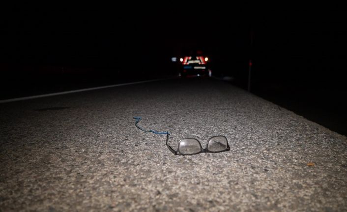 Otomobilin çarptığı ağır yaralanan motosikletlinin, olay yerinde gözlüğü ve evine götürmek için aldığı yol kenarına savrulan ekmekler kaldı