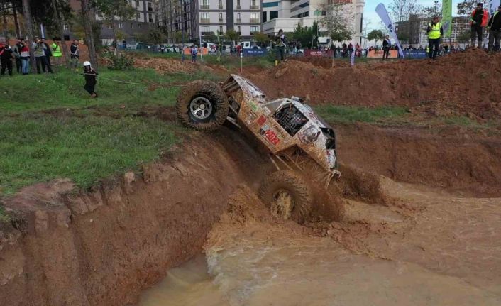 Pendik’te dev arazi araçlarının engelli parkurda off-road yarışları nefes kesti