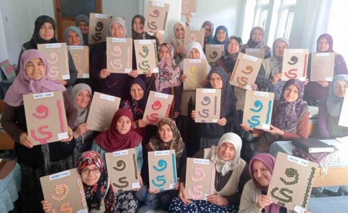 Simav’da Kur’an Kursunda tecvid kuralının harfleri örgü ile hazırlanıyor