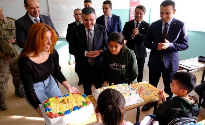 Şırnak Valisi Cevdet Atay’dan annesi vefat eden öğrenciye sürpriz doğum günü ziyareti