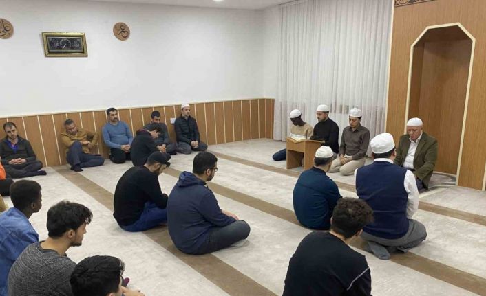 Üniversite öğrencileri şehitler ve Filistin’de hayatını kaybedenler için Kur’an-ı Kerim okudu, dua etti