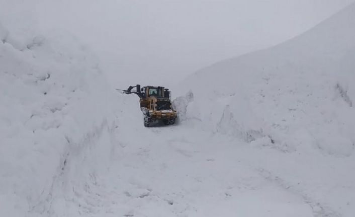 Askeri üs bölgesi yolunda 2 metreyi bulan karda zorlu çalışma