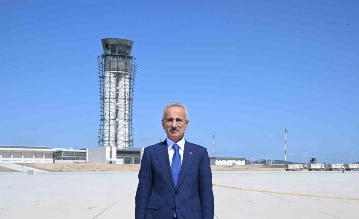 Bakan Uraloğlu: “Havalimanı kurtarma ve yangınla mücadele ekiplerimiz yolcu ve uçuş emniyeti için yedi yirmi dört görev başında”