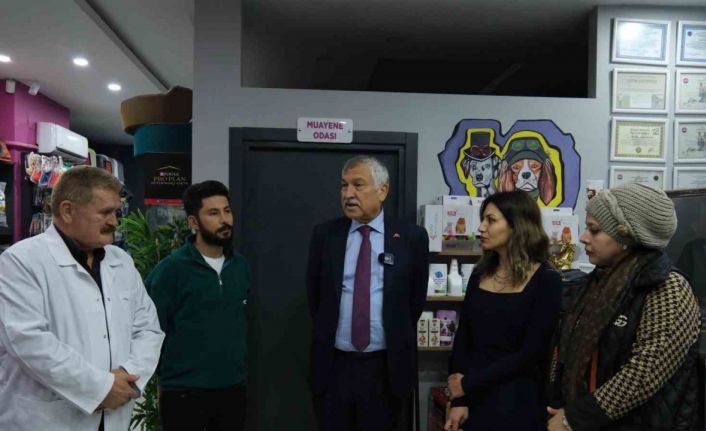 Belediye Başkanı Karalar, Atatürk’e hakaret edilen veteriner kliniğini ziyaret ederek, “yalnız değilsiniz” mesajı verdi