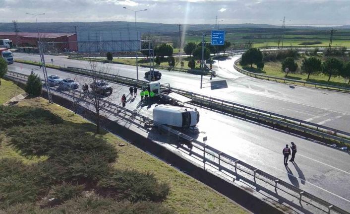 Çorlu - İstanbul kara yolunda panelvan devrildi: 1 ölü