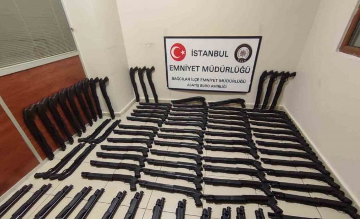 Durdurulan otomobil silah deposu çıktı: Yapılan aramalarda 86 tüfek ele geçirildi