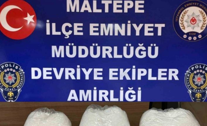 Maltepe’de korsan taksiden indirilen kadının üzerinden 3 kilo uyuşturucu çıktı