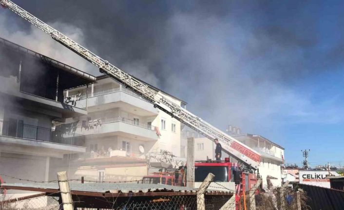 Bir kıvılcım yetti: Önce plastik kasalar, ardından bina ve kamyonet yandı