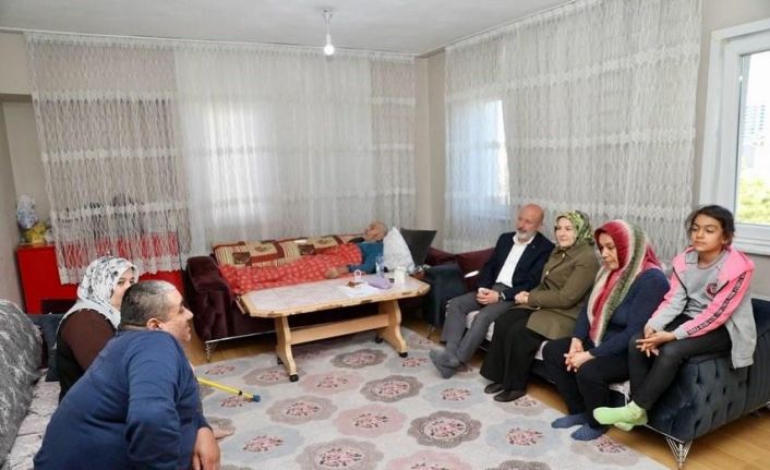 Çolakbayrakdar çifti, vatandaşları evlerinde ziyaret ediyor