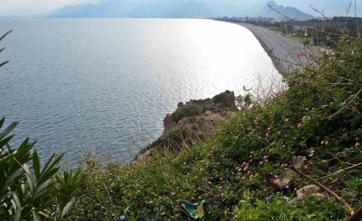 Dünyaca ünlü sahili kuşbakışı gören seyir alanındaki çöpler profesörü çileden çıkardı