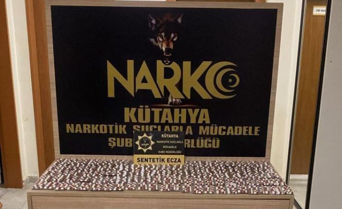 Kütahya’da bir yolcunun çantasında 2 bin 590 adet sentetik ecza hap ele geçirildi