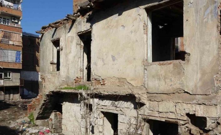 Metruk eve kanlı beze sarılı halde terk edilen bebeği bulan şahıs konuştu