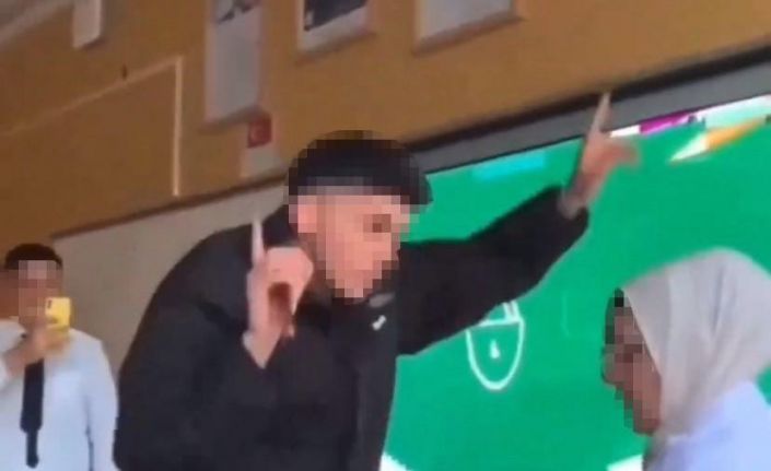 Öğretmenin karşısında oynayıp TikTok videosu çektiler