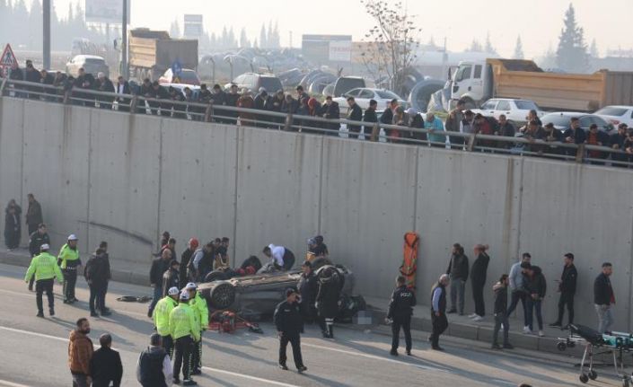 Önce otomobile sonra aydınlatma direğine çarpıp takla attı: 1 ölü, 1 yaralı