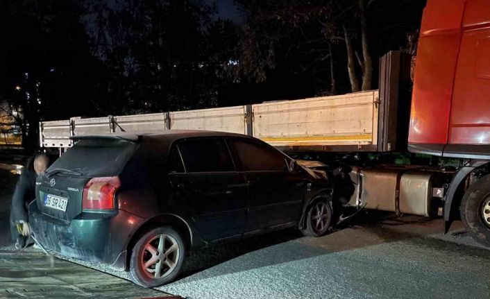Polisten kaçan alkollü sürücü tıra çarptı