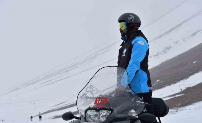 Sağlık ekipleri kayak keyfi yarıda kalmasın diye görev yapıyor