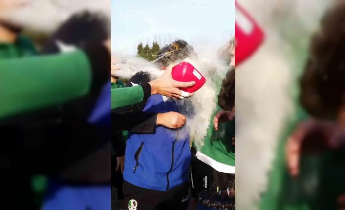 Sakaryasporlu futbolcu ve antrenöre un ve yumurtalı doğum günü sürprizi