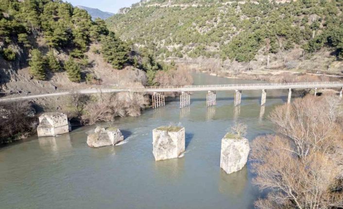 Tokat ile Amasya’yı birbirine bağlayan tarihi köprüden geriye sadece ayakları kaldı