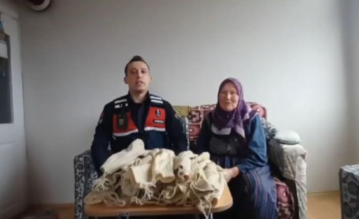 Yaşlı kadın elleriyle ördüğü çorapları Mehmetçiğe gönderdi