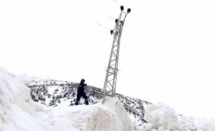 Çığ ve sulu kar elektrik direklerine zarar verdi: Ekiplerin zorlu mesaisi Ramazan’da da sürüyor