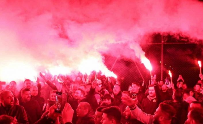 Eskişehirspor taraftarı gece saatlerinde bir araya gelerek takıma moral verdi
