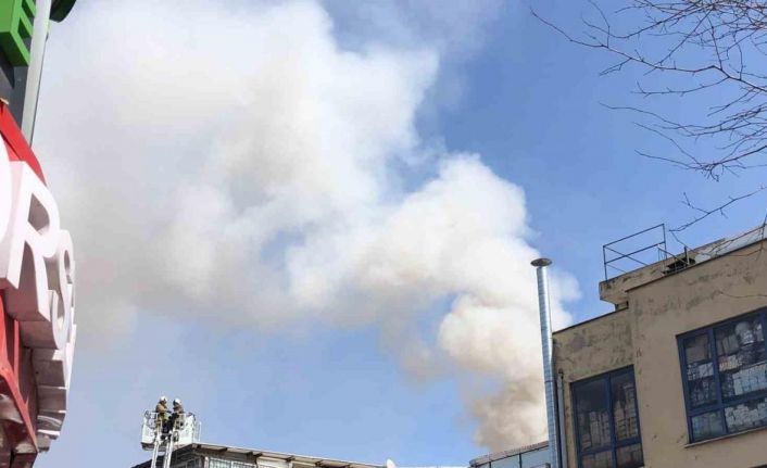 Fatih’te 6 katlı iş merkezinin deposunda korkutan yangın