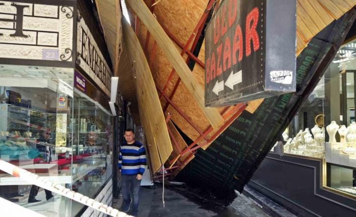 Sağanak iş hanının çatısını çökertti, pazar esnafı altında kalmaktan son anda kurtuldu