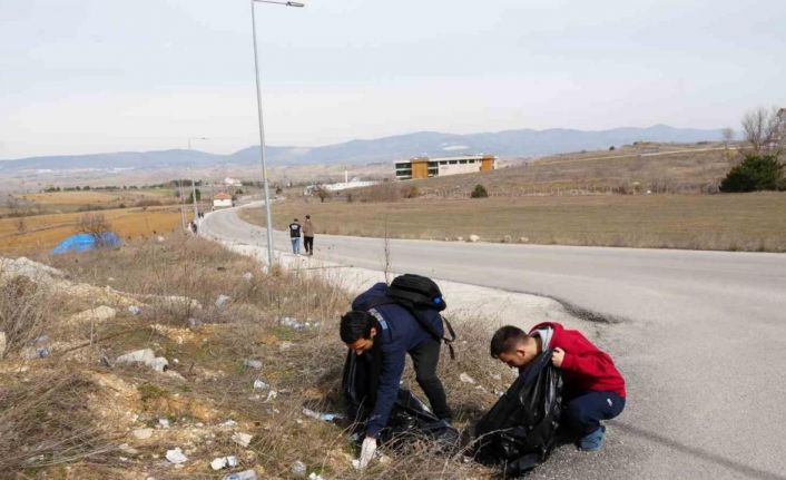 Yol kenarındaki atıklardan rahatsız olan iki öğrenci kolları sıvadı, 160 kilogram çöp topladı