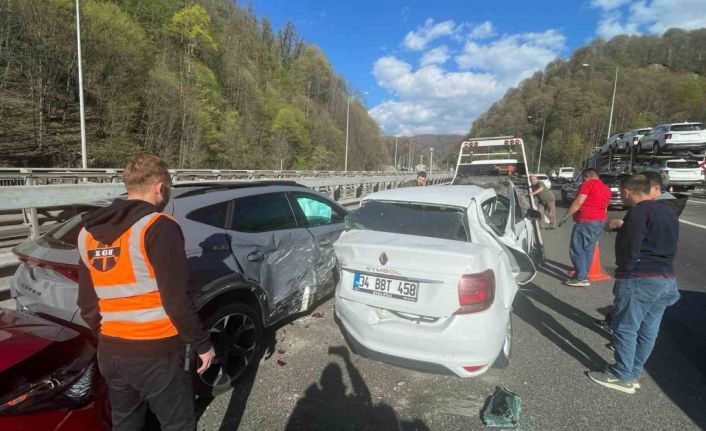 Bayram trafiğinde kazaya ulaşmak için yola çıkan ambulansın zor anları kamerada