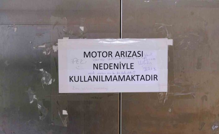 Bozulan asansörün üzerindeki kağıtta geçen komik diyalog dikkat çekti