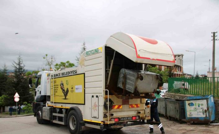 Derince’de çöp konteynerleri dezenfekte ediliyor