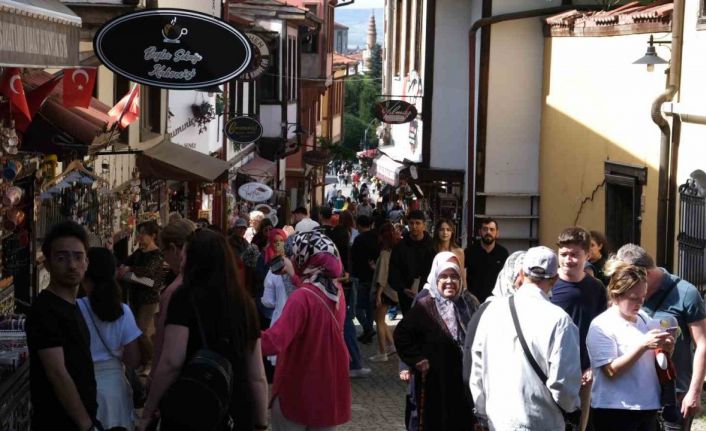 Eskişehir’de yerli turist yoğunluğu esnafın yüzünü güldürdü