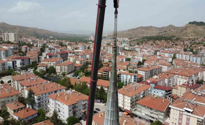 Fırtınada bir minaresi devrilen caminin diğer minaresi kontrollü olarak yıkılıyor