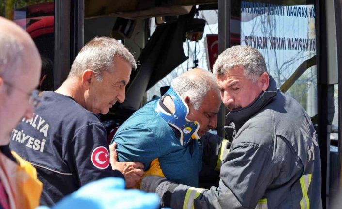 Halk otobüsü kırmızı ışıkta bekleyen araçlara daldı: 7 araç birbirine girdi, 8 yaralı