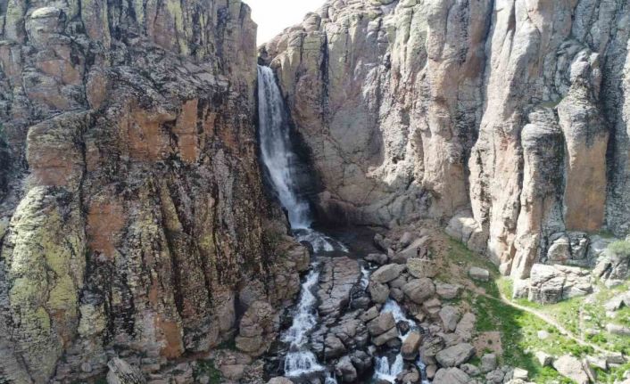 Kar ve yağmur sularıyla coşan Çır Şelalesi dron ile görüntülendi